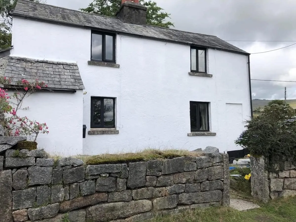 Render repair and exterior repaint of a cottage in Honiton